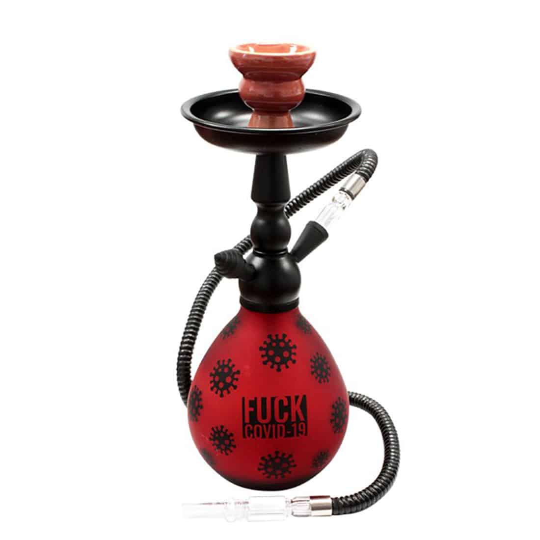 En rød shisha med en højde på 33 cm præsenterer sig med en slank, glat krop og en bred, stabil base. Den har en elegant, buet hals og en fin, metaltragt øverst. Slangen er flettet i en mørk farve og afsluttes med en metalmundstykke. Dækkerne er udført i glas, og der er en skinnende, dekorativ detalje omkring halsen.