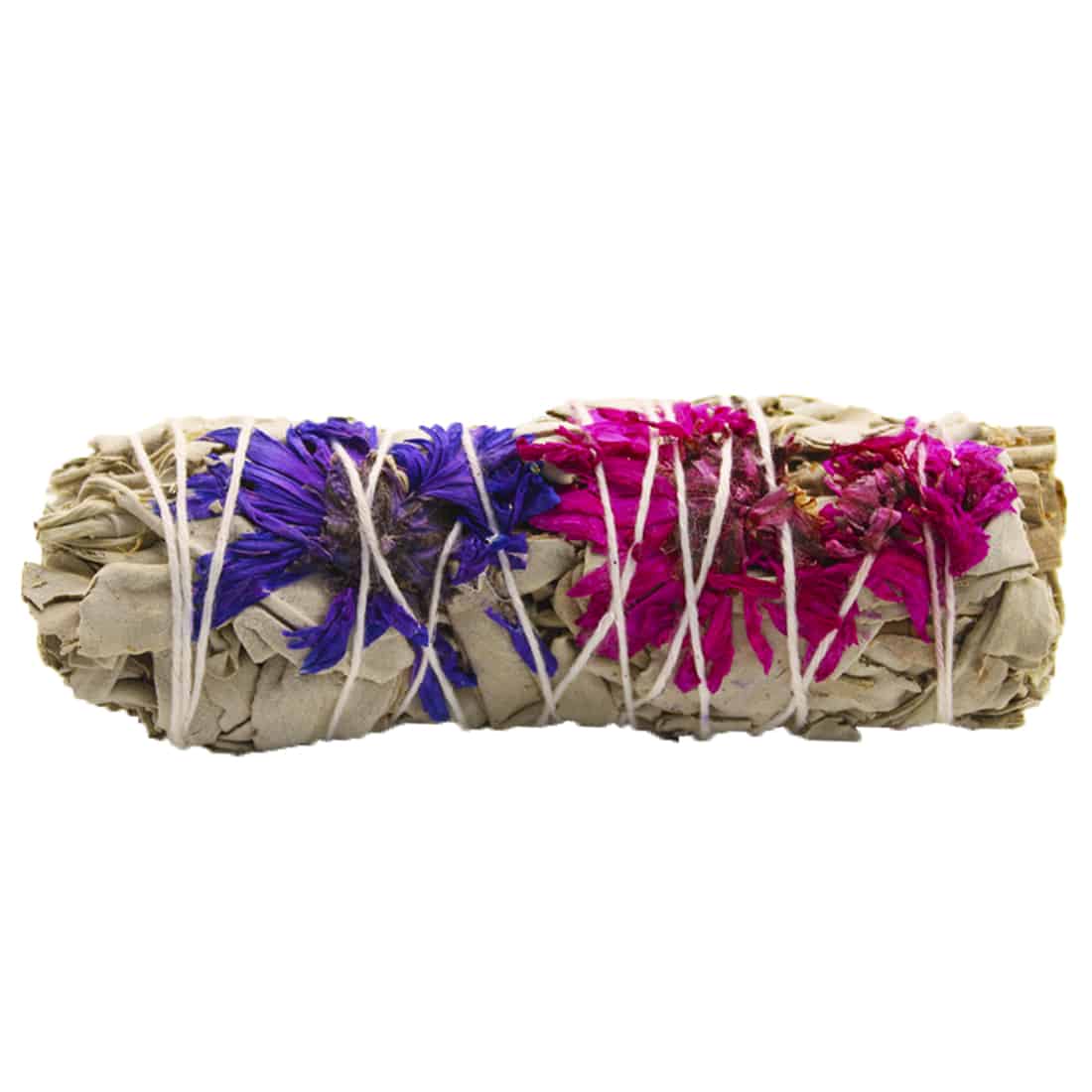 En smudge stick med en længde på cirka 10 cm er bundet af tørret salvie og prydet med naturlige fibre. Stængerne har en grågrøn farve med lette nuancer af beige og hvide. Overfladen er ujævn og tekstureret, hvilket giver et organisk udseende. Kanten af smudge sticken er groft afskåret, og der er synlige tråde fra båndet, der holder den samlet.