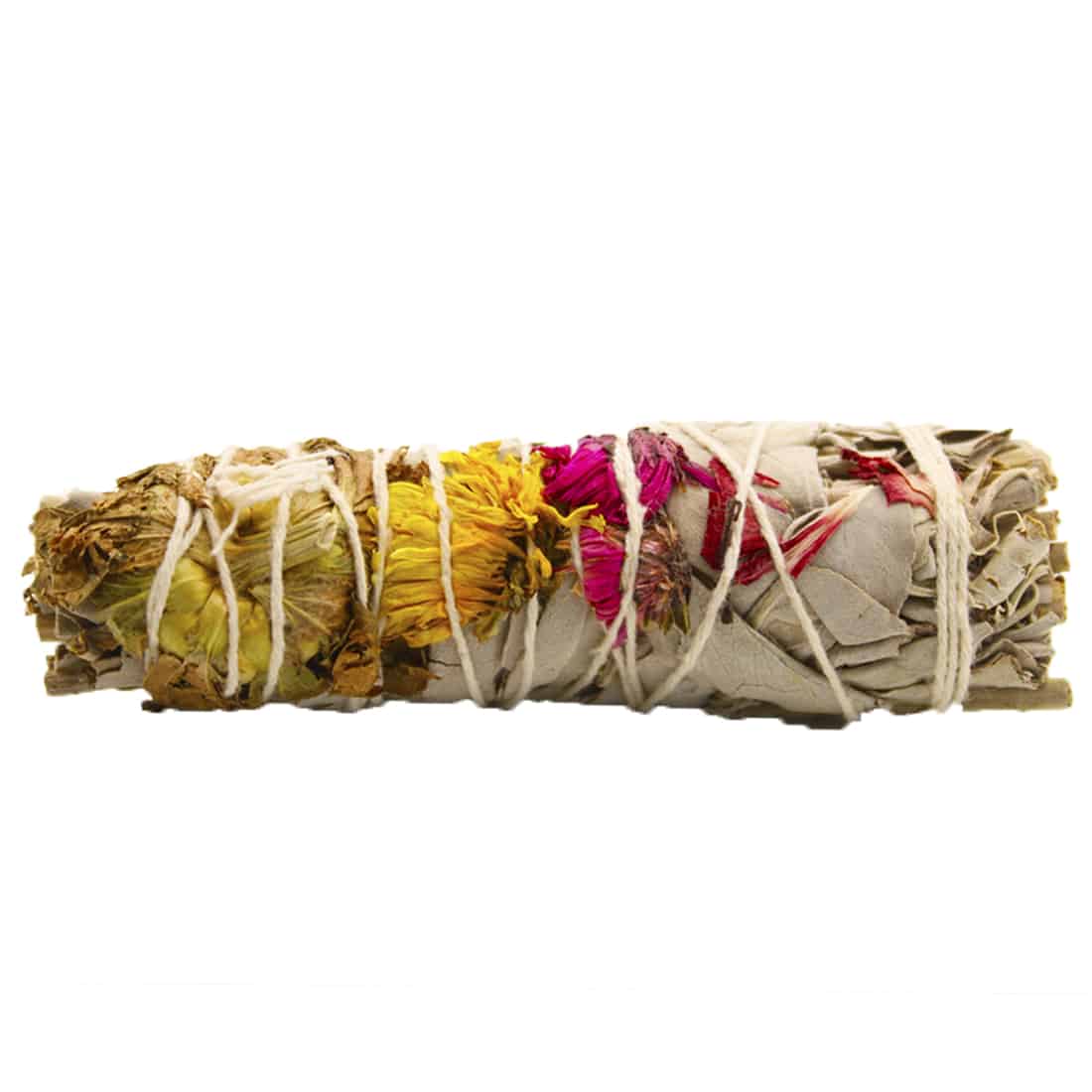 En smudge stick i naturlig salvie, cirka 10 cm lang, præsenterer en tæt bundtning af tørrede salvieblade, der er lys grønne og grålige. Stænglen er ombundet med jute-tråd, der skaber en kontrast i tekstur og farve. Overfladen har en ru struktur, og de enkelte blade er synligt sprøde med en let krøllet form.