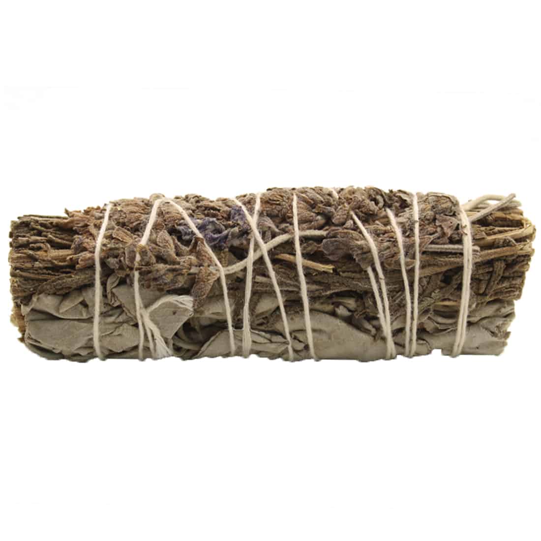 En smudge stick fremstår i naturlige, jordnære nuancer med en kombination af lys grøn og grå. Den er bundet med en simpel snor, der kontrasterer med de bløde, tørrede blade af hvid salvie og eukalyptus. Stængerne er kompakte og har en ru tekstur, hvilket skaber en interessant visuel dybde. Længden er cirka 10 cm.