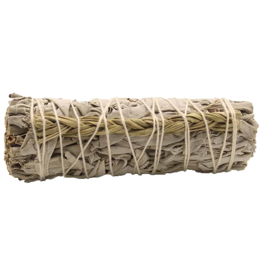 En smudge stick med hvid salvie og sødgræs er præsenteret. Den er cirka 10 cm lang og bundet med naturligt snor. Stænglerne er tørrede, i nuancer af grøn og grå, med en let krøllet tekstur. Den øverste del viser en blanding af salvie og sødgræs, der giver en organisk og rustik fremtoning.