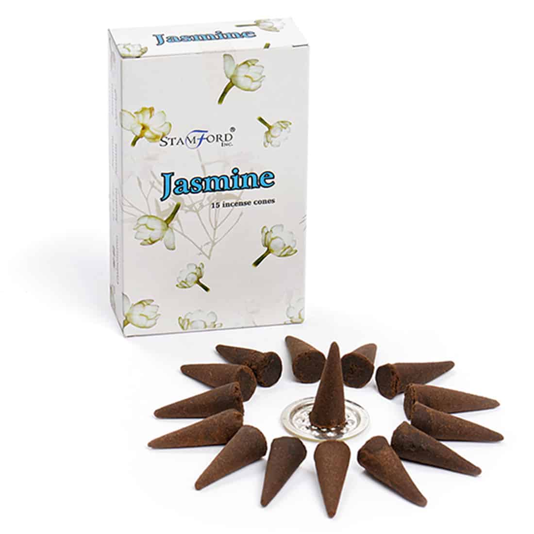 En pakke med 15 kegler til røgelse præsenterer sig i en rektangulær, mørkebrun emballage. Keglerne er i forskellige nuancer af grøn og grå, med en glat overflade og en spids top. Emballagen har et enkelt, grafisk mønster, der inkluderer tekst og symboler. Farverne er dæmpede, og emballagen er forsynet med en gennemsigtig sektion, der viser keglerne.