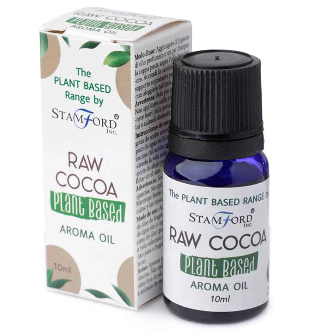 En lille, gennemsigtig flaske med en mørk brun væske indeni. Flasken har en sort, skruehætte og en dråber, der muliggør præcis dosering. Etiket på flasken præsenterer teksten "Plant Based Raw Cocoa Aroma" i en neutral skrifttype, samt en angivelse af 10 ml. Baggrunden er lys og neutral, hvilket fremhæver flaskens farver.