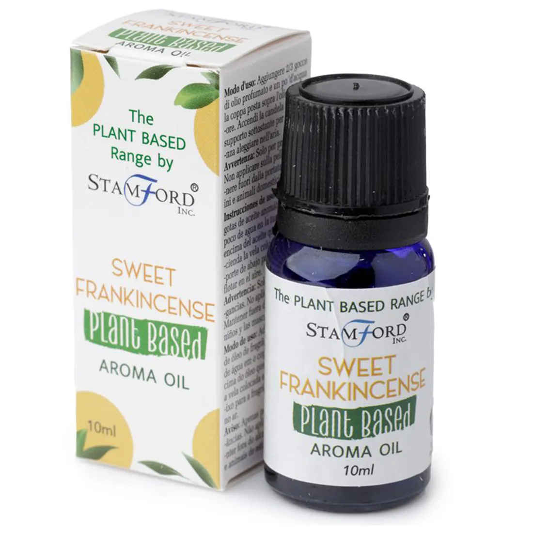 Flaske med en mørkeblå glasstruktur, der indeholder en klar væske. Skruelåget er i en mat metalfinish. Etiket på flasken er hvid med grønne nuancer og indeholder teksten "Plant-Based Sweet Frankincense Aroma Oil" i elegant skrifttype. Flasken har en minimalistisk form med bløde kurver og er 10 ml i størrelse.