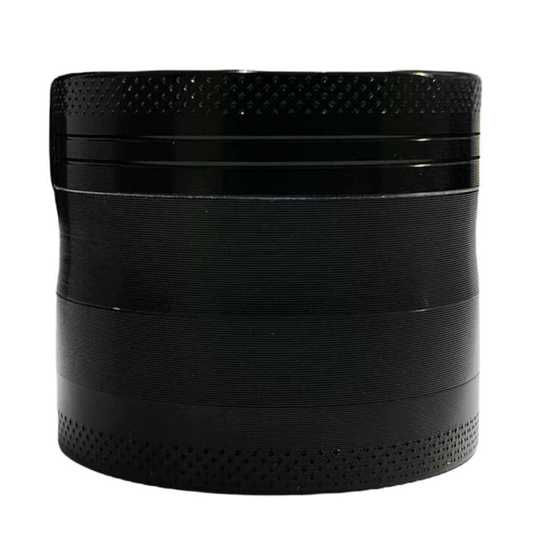 En rød metalgrinder med en diameter på 50 mm præsenterer sig med en glat, blank overflade. Den har en cylindrisk form og er opdelt i to sektioner, der holdes sammen med en skrue. Toppens kant er forsynet med små, skarpe tænder til formaling. Der er en indvendig, finmasket skærm og en bundskål til opsamling af det malede materiale.