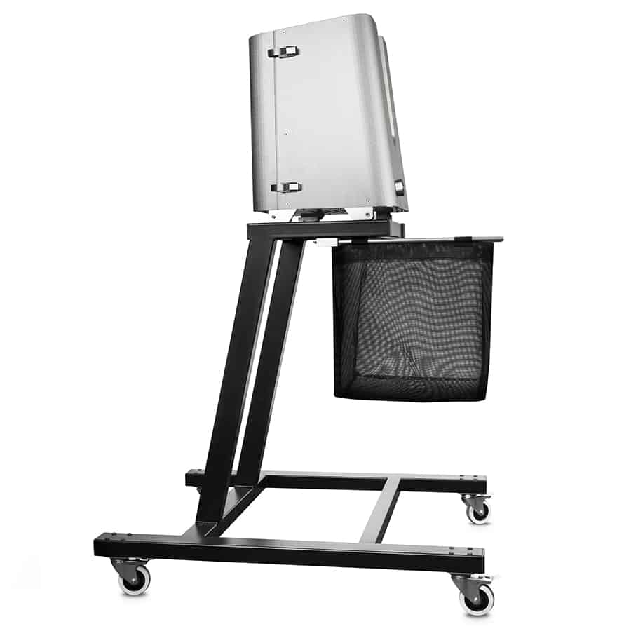 En trimmer med en robust metalramme i sølvfarve pryder midten, udstyret med en stor, cirkulær rotorkniv i midten. Kniven er sort og har skarpe, tætte tænder. En justerbar fod i sort plast understøtter enheden, som er designet med et ergonomisk håndtag. Aftrækkeren er tydelig og let tilgængelig, mens der er synlige skruehuller til montering.