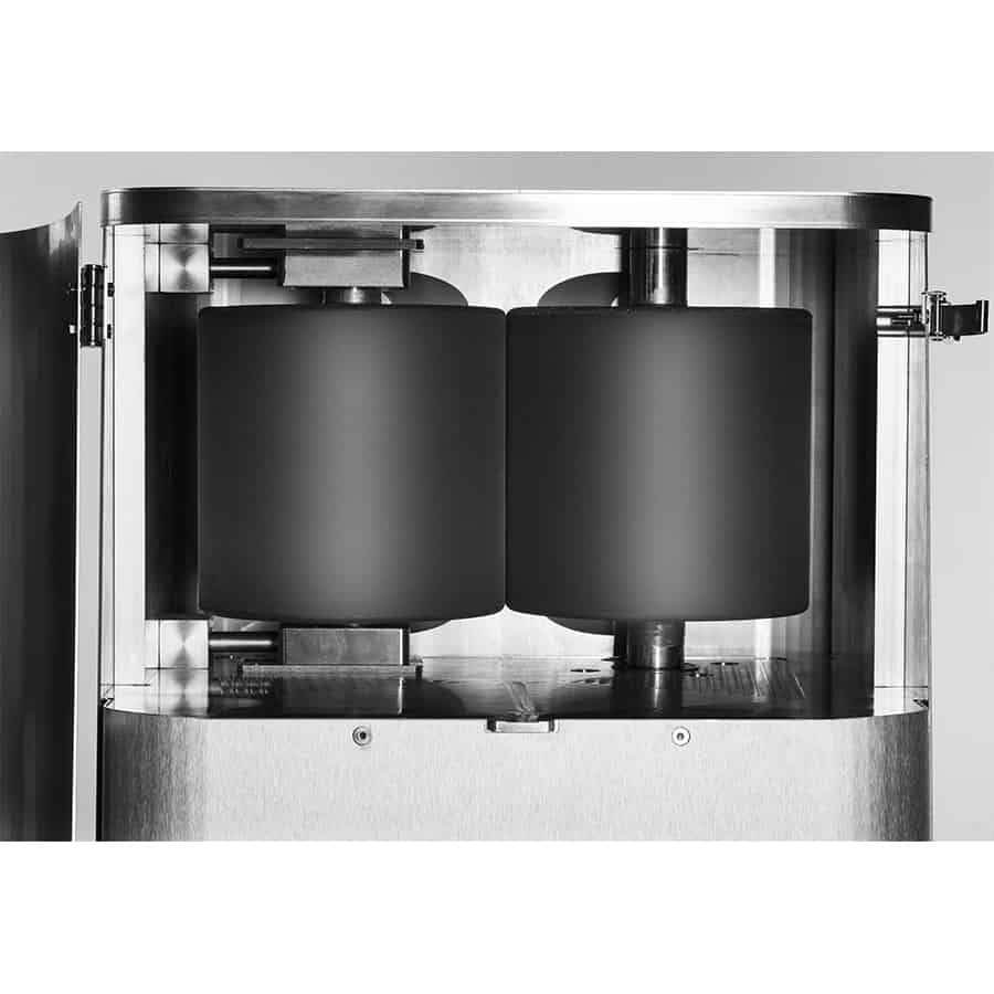 En gul solblomsttrimmer med en kompakt, robust konstruktion. Den har en cylindrisk form med en åben front og en bagbeklædning, der giver adgang til det indre. De skarpe, metalblade er synlige, og der er en justerbar håndtag i plast med et ergonomisk design. Overfladen har en glat, mat finish med detaljer i sort og sølv.