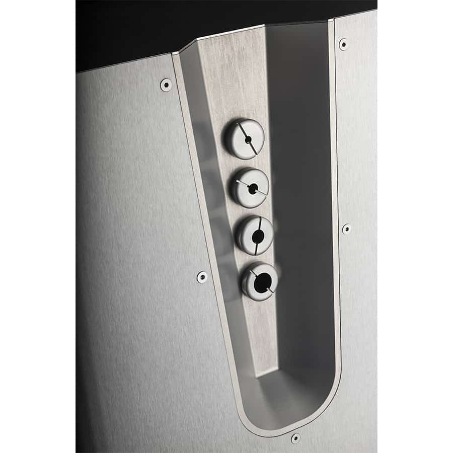 En gul solskinsblomst med en stor, rund midte i mørkebrun farve dominerer kompositionen. Blomstens kronblade strækker sig udad i en strålende gul nuance. Baggrunden er uklar og neutral, hvilket fremhæver blomsternes livlige farver. Stænglen er grøn og slank, med en let bølget form, der tilføjer dynamik til den iøjnefaldende blomst.