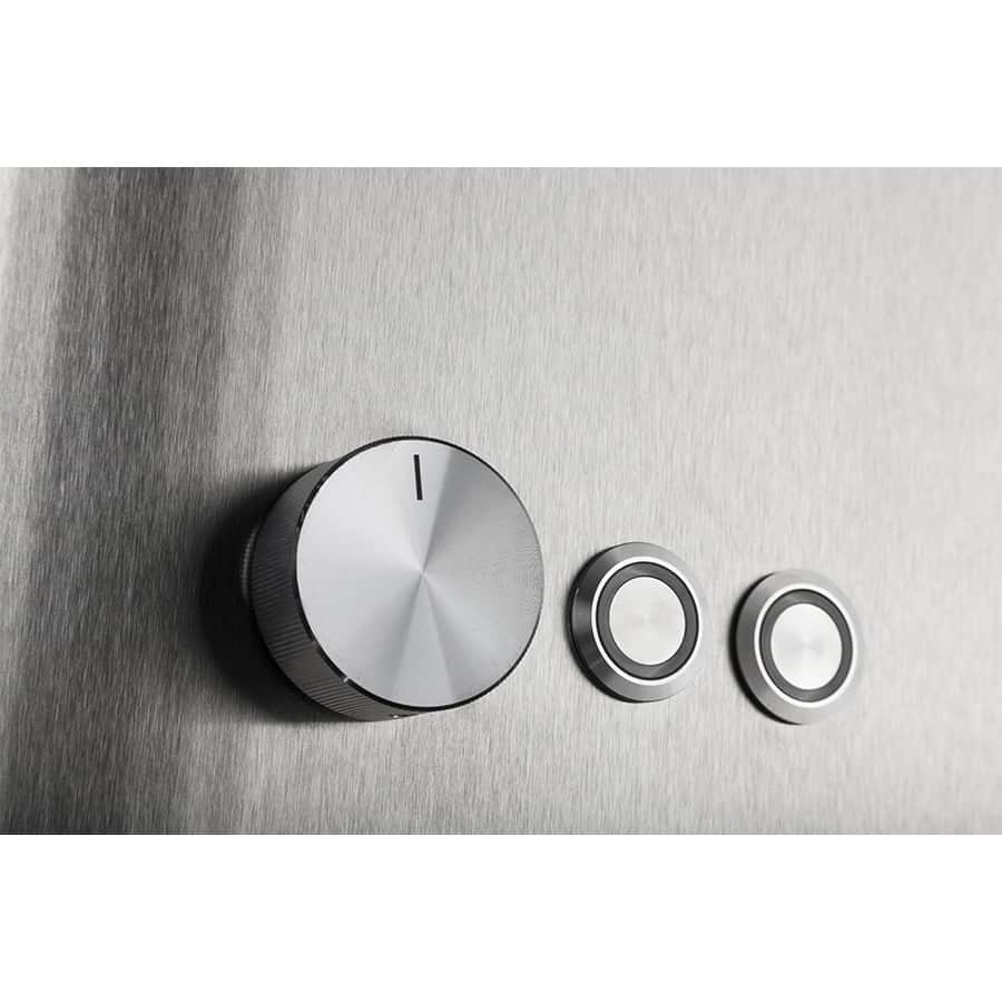 En gul solblomsttrimmer med en robust, rektangulær krop fremstillet af plast. Den har et ergonomisk håndtag i sort med en grå gummibelægning for bedre greb. På fronten er der en skarp, cirkulær skæreenhed, mens en lille, rund knap i sort er placeret på siden. Maskinens overflade har en glat tekstur, og den er designet til effektiv skæring.