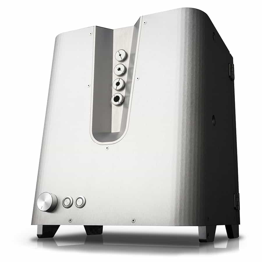 En maskine med en robust metalramme pryder overfladen, domineret af en skinnende gul farve. Den har flere cylindriske dele, der er arrangeret i en cirkulær formation. Knive og tænder er synlige, hvilket indikerer en funktion til skæring eller trimming. Overfladen er glat med en mat finish, og der er synlige skruer og samlinger, der holder komponenterne sammen.