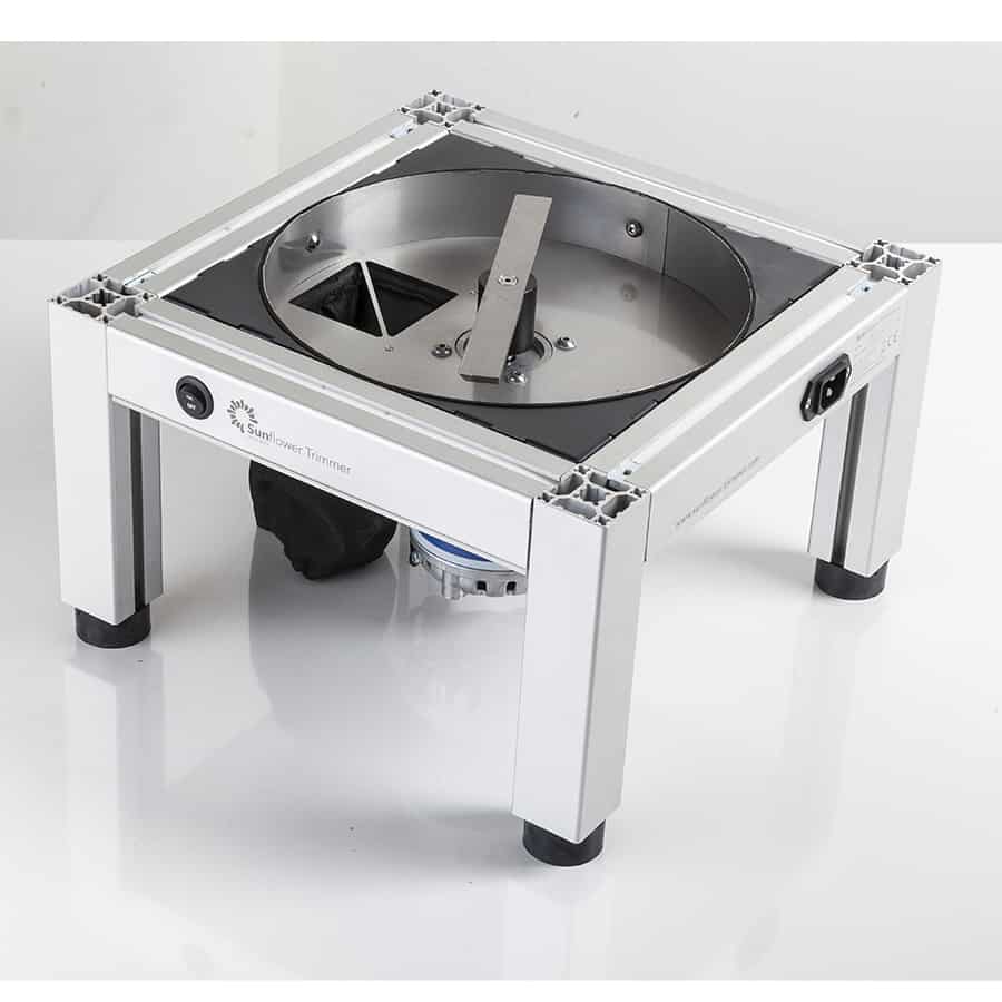 En lille, håndholdt trimmer med en slank og ergonomisk form. Den har en matte, sort overflade med en glinsende detalje ved knappen. Bladet er i rustfrit stål og fremstår skarpt. Trimmerens design inkluderer en lille, let buet skærm, der giver mulighed for præcis trimning. En praktisk, kompakt størrelse gør den nem at håndtere.