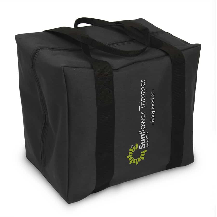 En kompakt, sort trimmer med en glat overflade og afrundede kanter. Den har en lille, cirkulær klipper, der er placeret centralt. På trimmerens side er der en knap til tænd/sluk-funktion. Den er udstyret med et gult og grønt mønster, der pryder håndtaget, som giver et farverigt og iøjnefaldende udtryk.