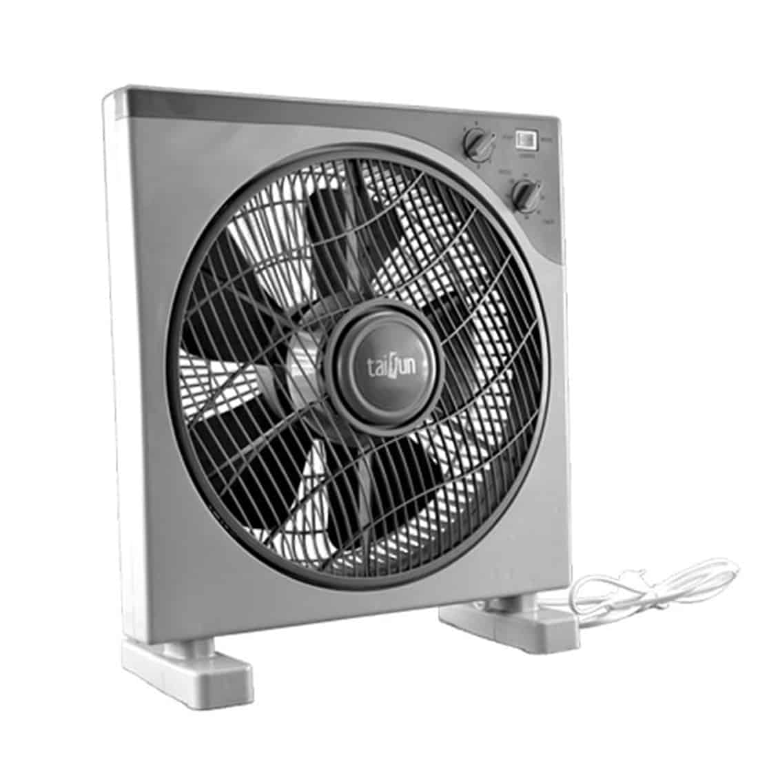 En flad ventilator med en diameter på 30 cm præsenterer sig i et enkelt design. Bladene er flade og fremstår i en lys, metallisk farve med en glat overflade. Ventilatorens ramme er cirkulær og har en robust struktur, mens motoren er placeret centralt. Der er også synlige ventilationshuller og en kabeltilslutning, der bidrager til det funktionelle udseende.