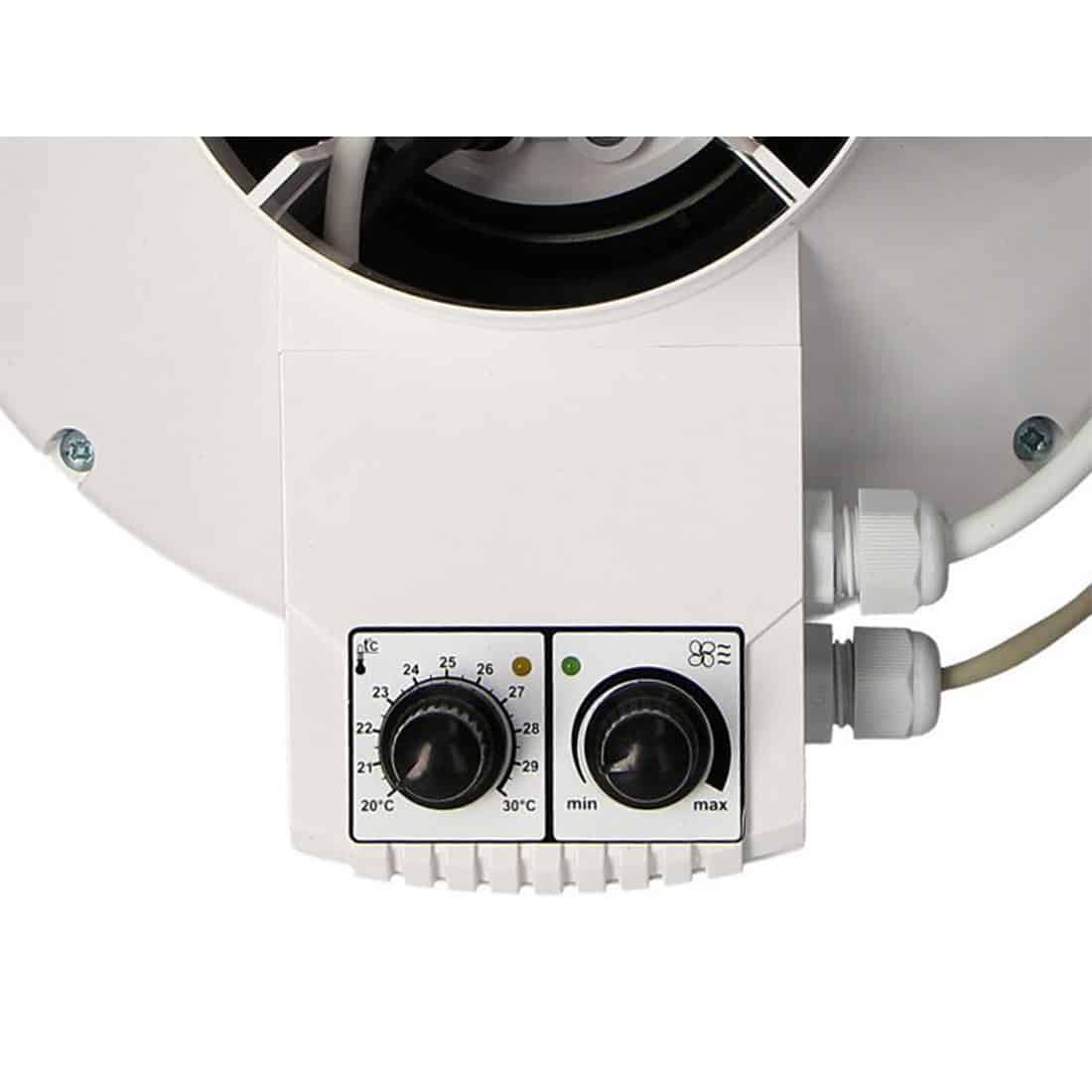 En cirkulær ventilator med en diameter på 125 mm præsenterer sig med en glat, metalgrå overflade. Bladene har en aerodynamisk form, der strækker sig ud fra midten. Et justerbart kontrolpanel med en tydelig hastighedsindikator og drejeknap er placeret på fronten. Ventilatorens base er stabil og rund, hvilket sikrer en solid opstilling.