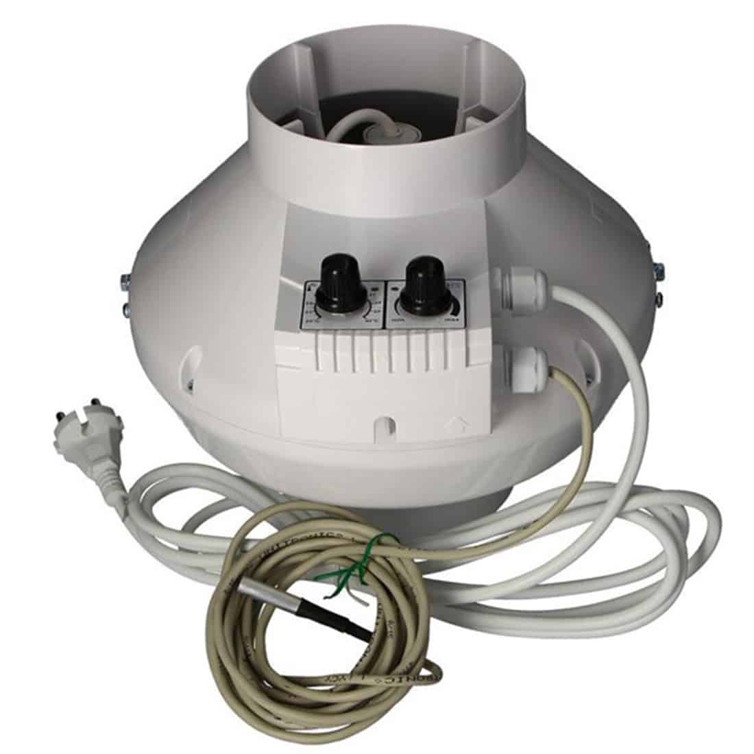 En cirkulær ventilator med en diameter på 125 mm præsenterer sig med en metallisk grå overflade. Bladene er designet til optimal luftstrøm og fremstår glatte og aerodynamiske. En justerbar hastighedsindstilling er indikeret med en synlig drejeknap, der har tydelige markeringer. Ventilatorens base er robust og stabil med skridsikre fødder, der sikrer fast placering.