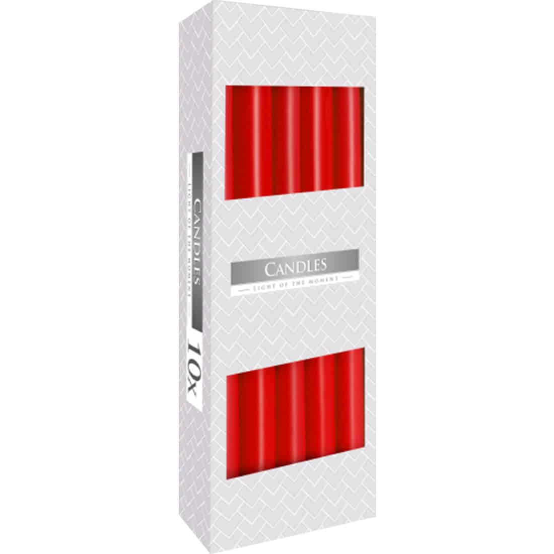 Et langt, cylindrisk stearinlys i en dyb rød farve pryder overfladen. Lyset har en glat og ensartet tekstur uden synlige urenheder. Øverste del er flad, mens bunden er lige og jævn, hvilket sikrer stabilitet. Stearinlyset måler 24 cm i højden og har en diameter, der skaber en harmonisk proportion.