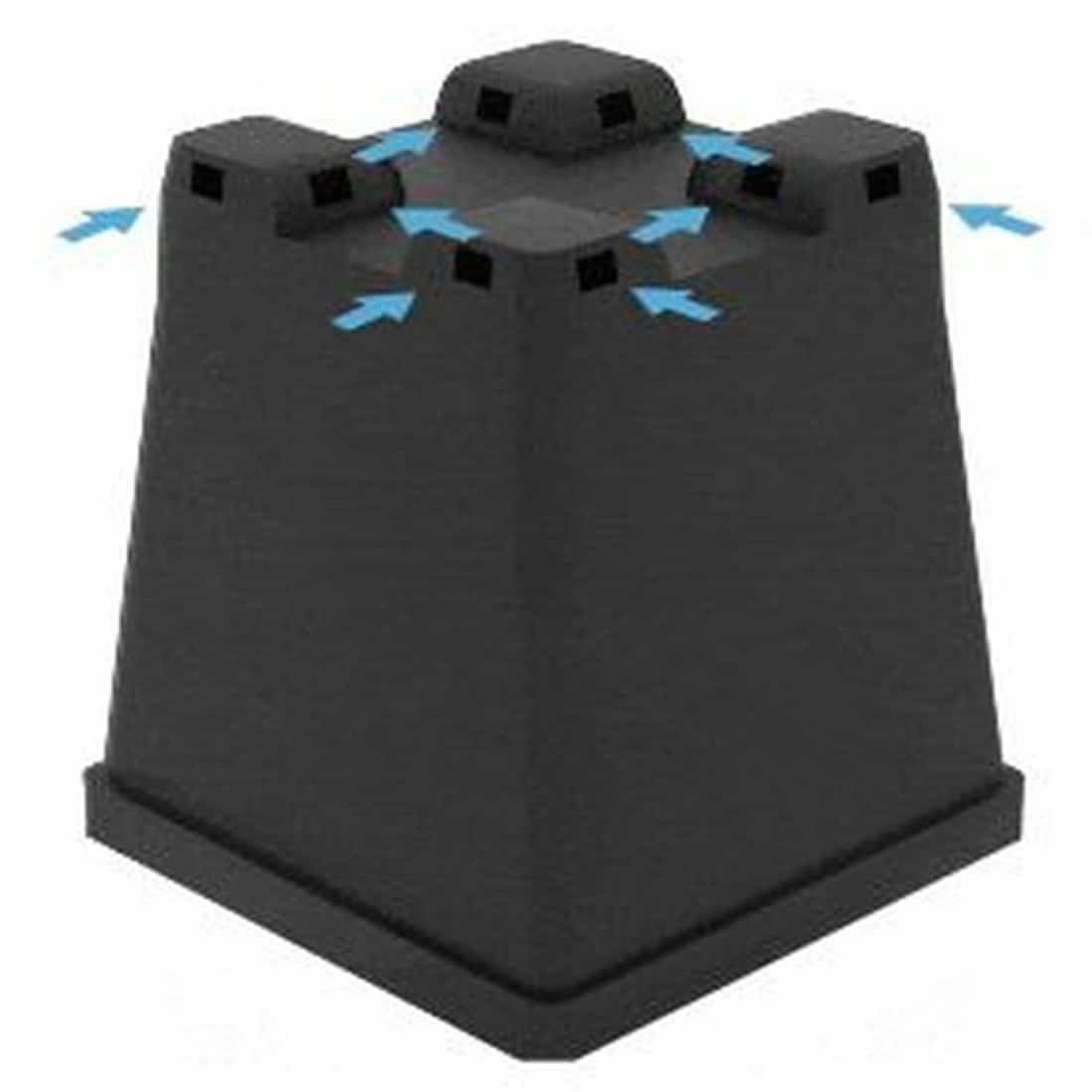 En firkantet potte med en glat, mat overflade pryder midten af kompositionen. Farven er en lys, neutral tone, der giver et minimalistisk udtryk. Potten har en flad bund og lige, ensartede kanter, hvilket skaber en harmonisk form. Indvendigt ses en let glans, der indikerer et fugtigt miljø. Potten er designet til at rumme planter.