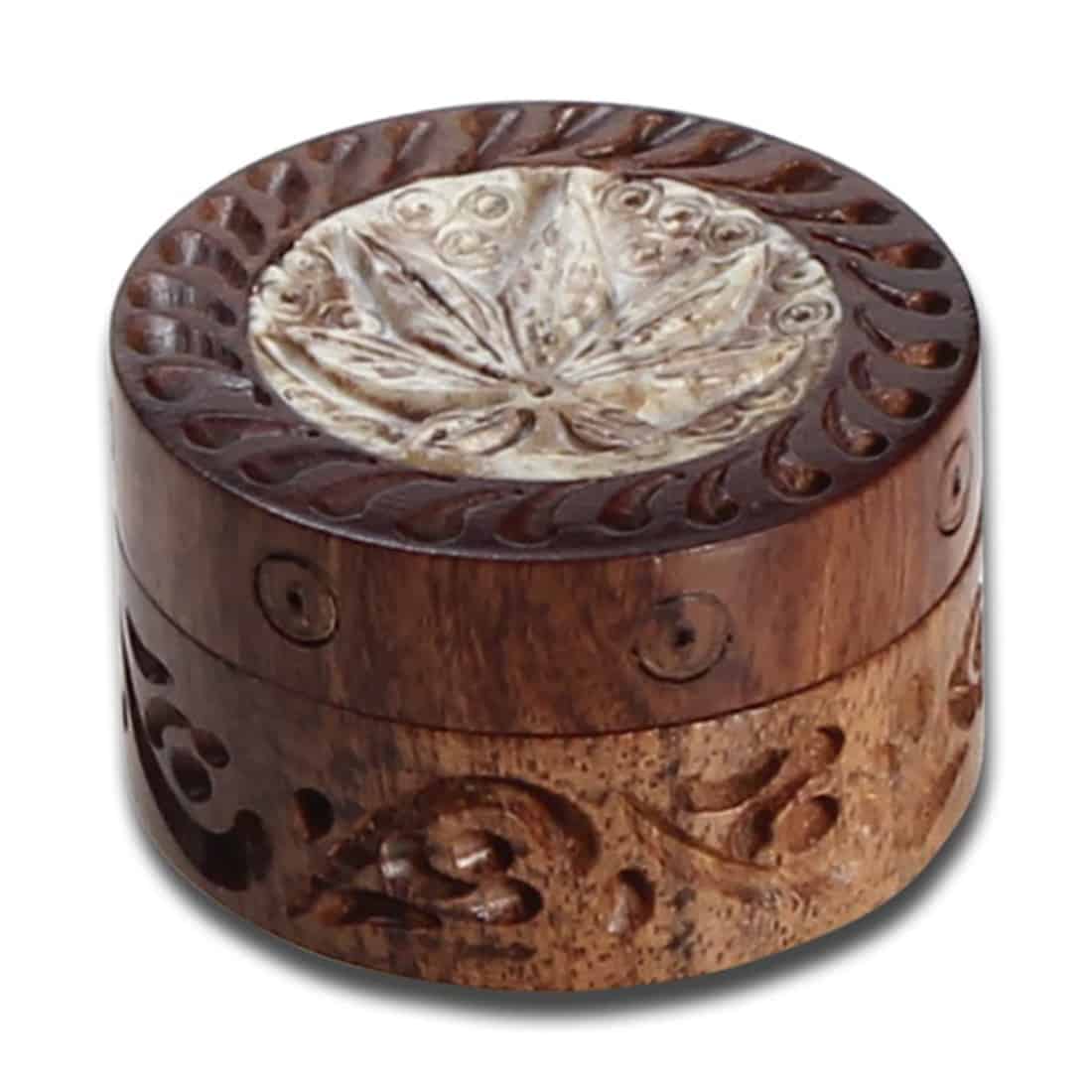 En trægrinder fremstillet af palisander træ med en diameter på 35 mm præsenterer en dyb, mørkebrun farve med nuancer af rød og lilla. Overfladen har en glat, poleret tekstur, der fremhæver træets naturlige åretegninger. Grinderens form er cylindrisk, og den har en skruemekanisme i metal med en mat finish, der står i kontrast til det glinsende træ.