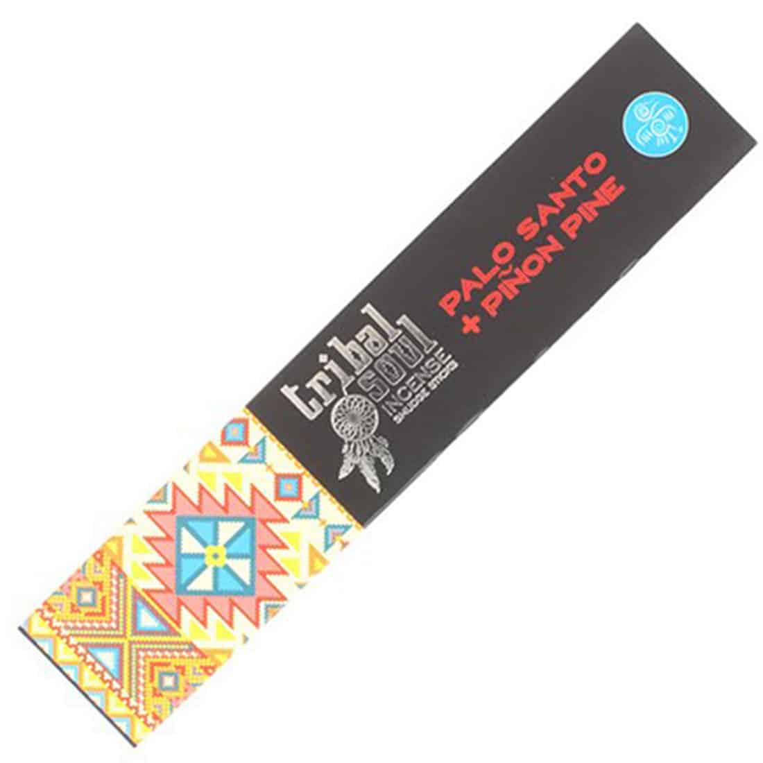 En kombination af naturlige træstykker i forskellige nuancer af brun og beige pryder overfladen. Det lyse Palo Santo-træ har en glat tekstur med fine årer, mens det mørkere Pinon Pine-træ har en mere struktureret overflade. Elementerne ligger tæt sammen, hvilket skaber en harmonisk sammensætning af træets forskellige former og naturlige skønhed.