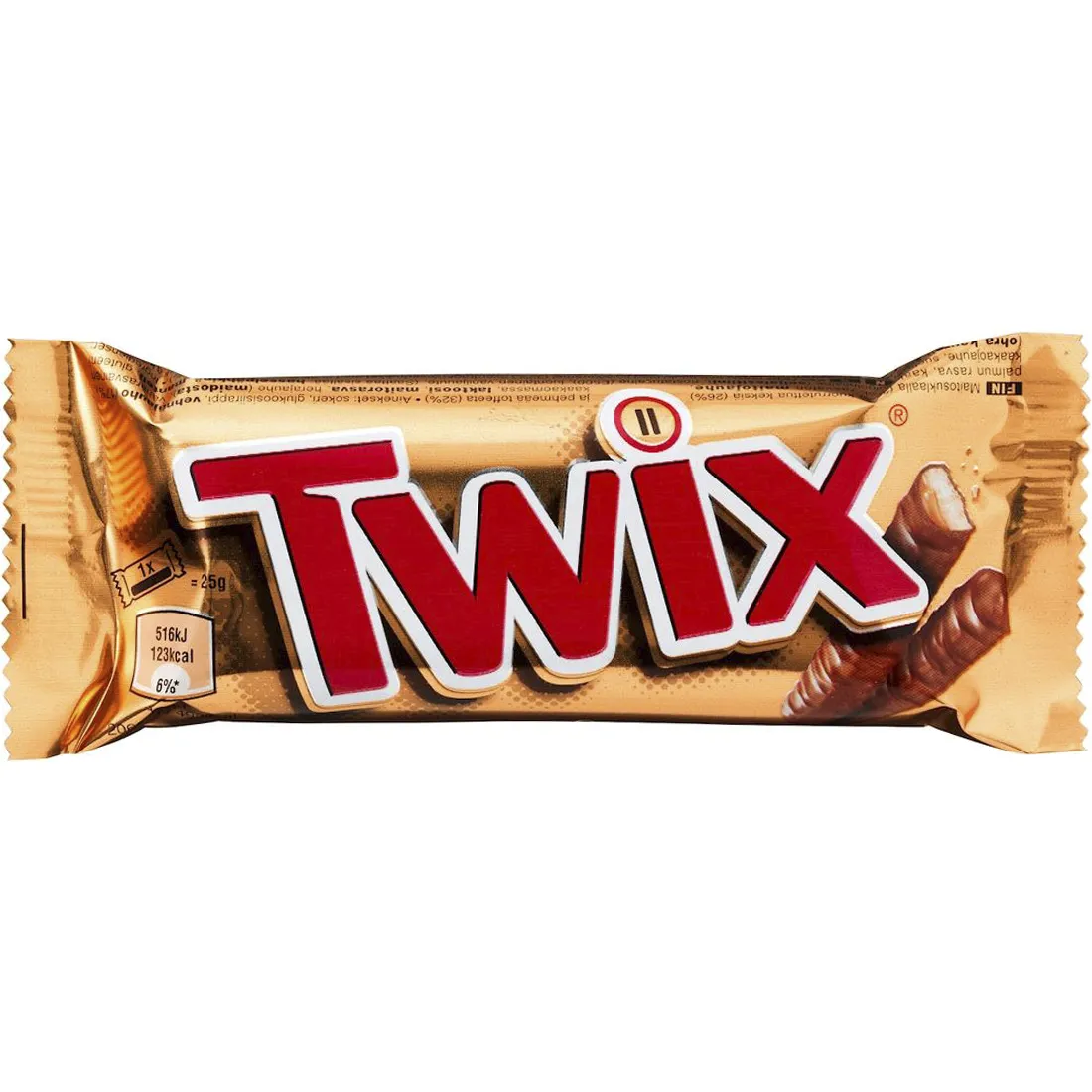 Twix-chokoladebaren præsenterer sig med en gylden emballage, prydet med rød og hvid tekst. Den er indpakket i en mat overflade med en glinsende finish. To aflange stykker er synlige, hver med en sprød kiksbund, dækket af et lag karamel og en glat chokoladeovertræk. Logoet og produktinformation er placeret centralt på emballagen.