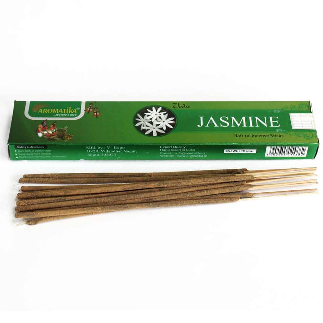 To pakker med røgelsespinde præsenteres, hver indeholdende 12 stykker. Pindene er lange og slanke, med en dyb brun farve og en glat overflade. De er bundet sammen med en mørk snor. Omslaget har et enkelt design med en grøn baggrund og hvid tekst, der angiver produktets navn og duft. Mønsteret er minimalistisk og stilrent.