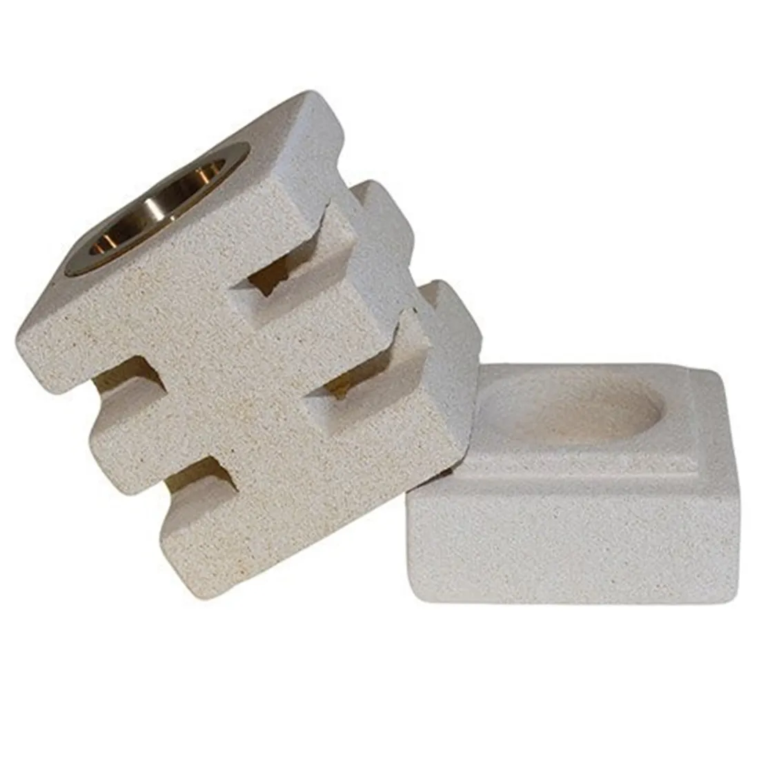 En abstrakt sten i nuancer af grå og sort pryder overfladen med en glat, poleret tekstur. Stenen har uregelmæssige former og kanter, hvilket skaber en organisk, naturlig fremtoning. Refleksioner af lys på overfladen giver dybde og nuance. Omkring stenen er der en subtil baggrund, der fremhæver dens fremtrædende placering og naturlige skønhed.