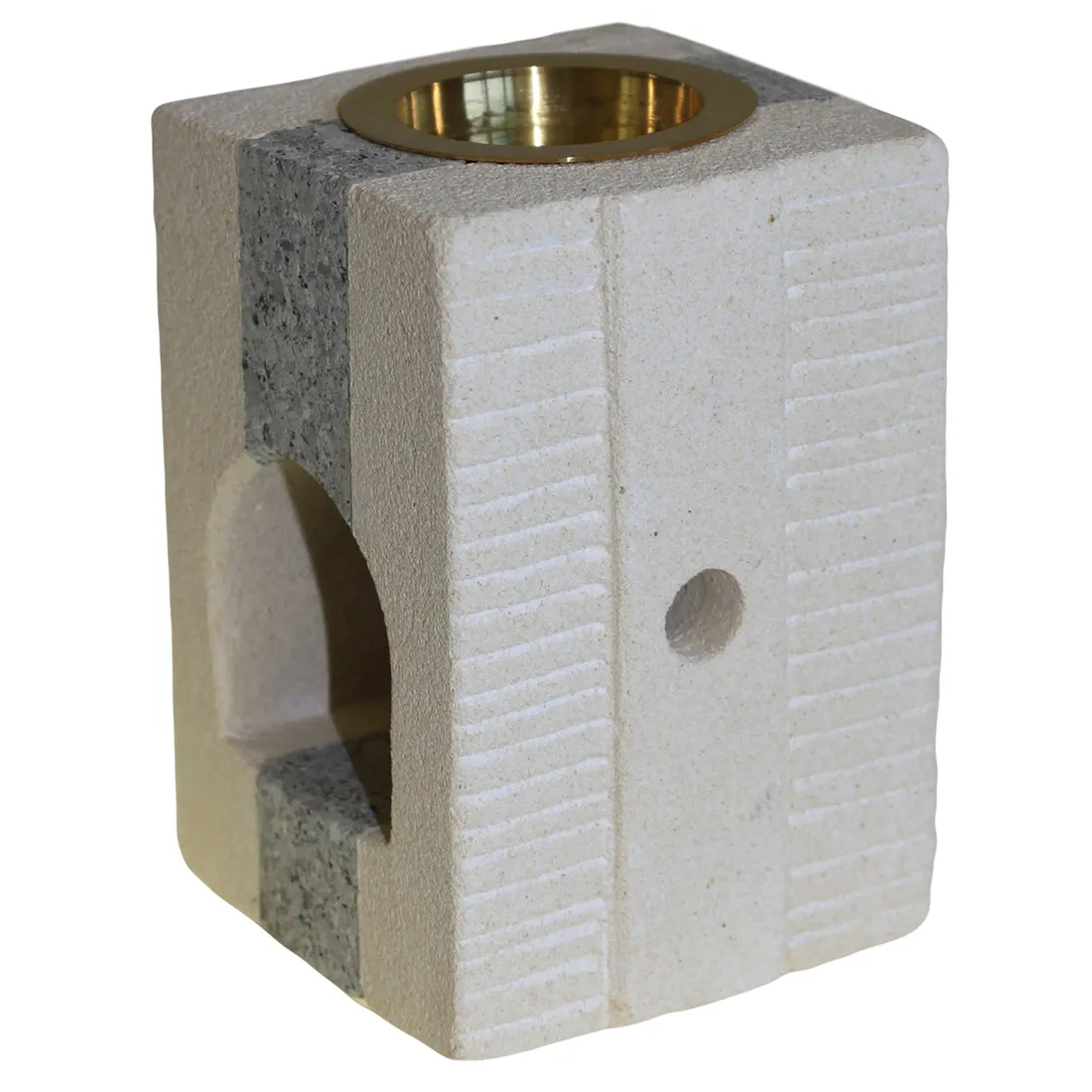 En oval, mørkebrun oliebrænder er centreret, fremstillet af glat keramik med en blank overflade. Den har en lille, rund skål øverst til olien, mens en flad bund sikrer stabilitet. Oliebrænderen prydes af et subtilt, naturinspireret mønster, der tilføjer tekstur. Den er placeret på en lys overflade, der fremhæver dens farvetoner.