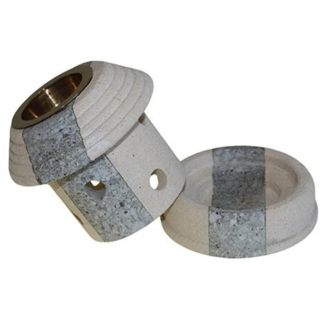 En væglampe i metal med en sort, mat overflade og en rund form. Den har et klart glasrør, der beskytter flammen, og en dekorativ top med en lille kroneformet detalje. Lampens base er flad og firkantet, hvilket giver stabilitet. Oliebrænderen indeholder en skruelåg, der sikrer, at brændstoffet holdes inde.