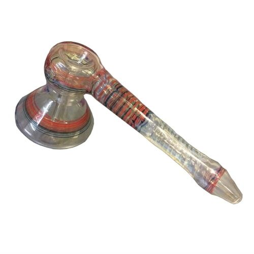 En pibe med en UFO-formet skål, fremstillet af glas, præsenterer sig i en klar, transparent farve. Skålen er bred med en glat overflade og en let buet bund. Røret, der forbinder skålen med mundstykket, er lige og slankt, mens mundstykket er afrundet. Hele konstruktionen fremstår elegant med fine detaljer og en minimalistisk æstetik.