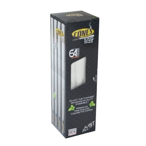 En pakke med 64 cones i king-size format præsenteres. Hver cone har en slank, konisk form og er lavet af brunt papir med en glat overflade. Designet inkluderer en ensfarvet, let gennemsigtig struktur, der viser indholdet. Pakken er arrangeret i en praktisk, rektangulær form med tydelige skillelinjer mellem cones, der sikrer nem adgang.