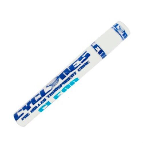 En klar, gennemsigtig kegleformet struktur med glatte, afrundede kanter. Materialet fremstår som akryl eller plast med en højglansfinish, der skaber refleksioner. Keglen har en jævn overflade uden synlige mønstre, og bunden er flad og stabil, hvilket muliggør opstilling. Den gennemsigtige kvalitet giver mulighed for at se igennem keglen, hvilket skaber en let og luftig fornemmelse.