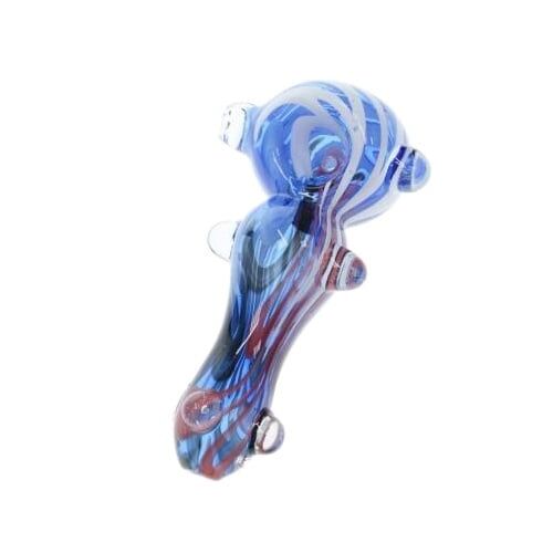 En blød, hvid sneflade strækker sig hen over et kuperet landskab, dækket af let, fluffy sne. I baggrunden ses mørke, træagtige former, der skaber kontrast til den lyse sne. En grå, overskyet himmel svæver over scenen, hvilket giver en dæmpet belysning og en kold atmosfære. Sneens tekstur er blød og ensartet.