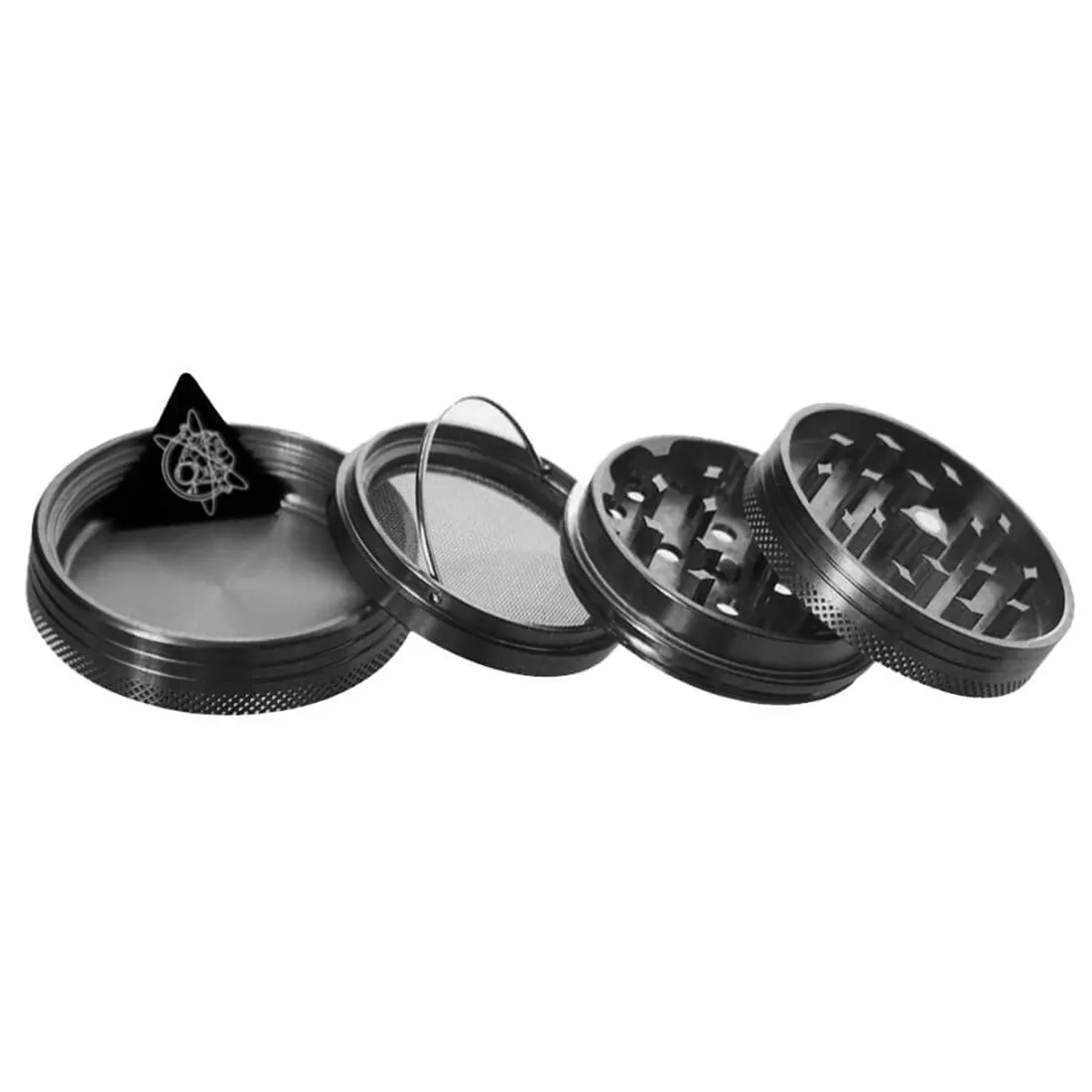 Champ High Stickfree Grinder fremstår med en mat sort overflade, der giver en elegant og moderne æstetik. Den har en rund, kompakt form med en diameter på 63 mm. Grinderens top har skridsikre kanter, mens den nederste del er forsynet med små, skarpe tænder til effektiv kværner. Dens design inkluderer et klart vindue, der gør det muligt at se indholdet.