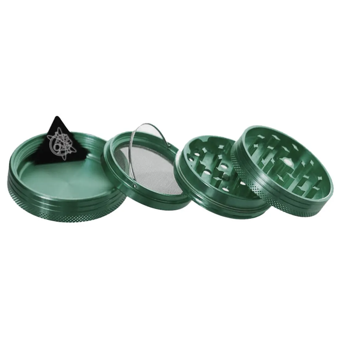 En grøn, cylindrisk kværn med en diameter på 63 mm, fremstillet af metal. Overfladen har en glat, mat tekstur, mens toppen prydes af et indgraveret logo. Kværnen har en skruelukning, hvilket muliggør nem åbning og lukning. De indvendige blade er skarpe og præsenterer et mønster, der sikrer effektiv malefunktion.