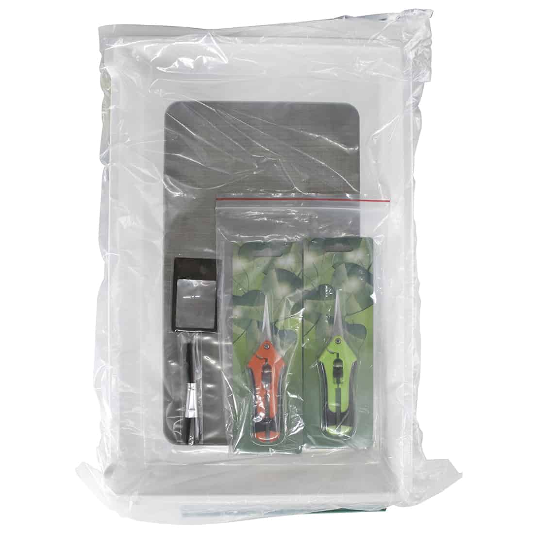 Et sæt af trim trays i en dyb grå farve, fremstillet af metal med en glat overflade. Trays har en rektangulær form med let hævede kanter. Det øverste tray har et geometrisk mønster, mens det nederste er ensfarvet. Begge dele har en mat finish, der giver en moderne og stilren æstetik.