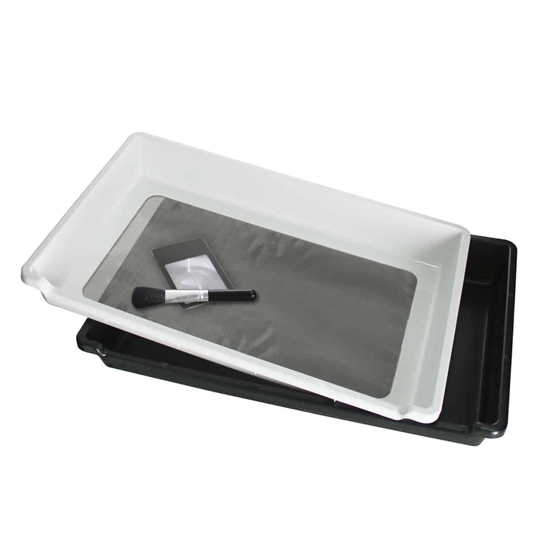 En sort trimtray med en glat overflade pryder midten, omgivet af tre små, rektangulære beholdere i hvidt, der har skrå kanter. Beholderne har en mat tekstur og er ensartede i størrelse. En metallisk skål med en poleret finish ligger ved siden af, hvilket skaber en kontrast til de matte elementer. Skålen har en rund form og en let hævet kant.