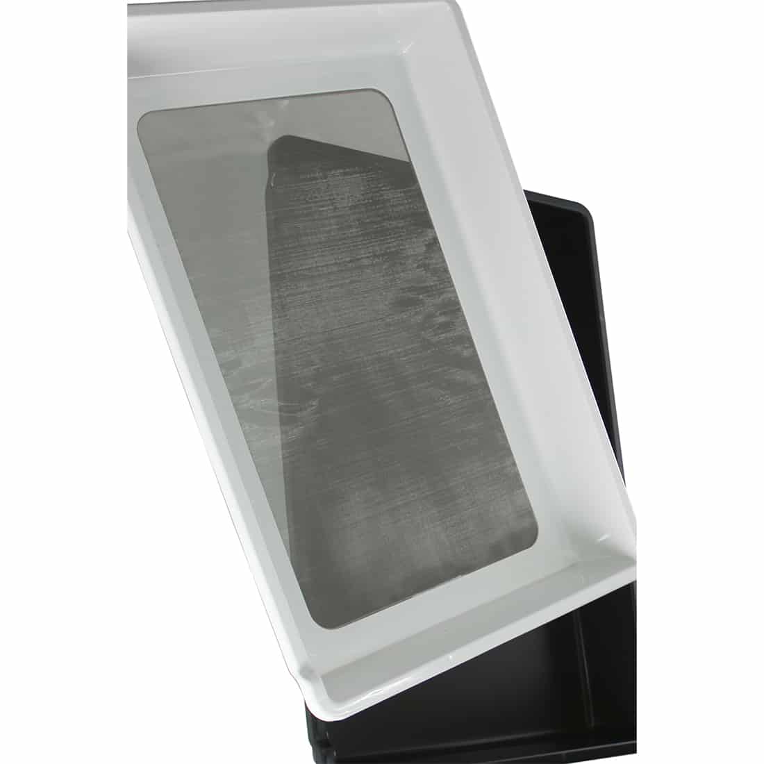 Et sæt bestående af fire trimtray, hver med en rektangulær form og afrundede hjørner. Farven er en dyb sort, og overfladen har en mat finish, der giver en glat tekstur. Kanten er let hævet, hvilket skaber en skålformet effekt. Der er ingen synlige logoer eller symboler, hvilket understreger et minimalistisk design.