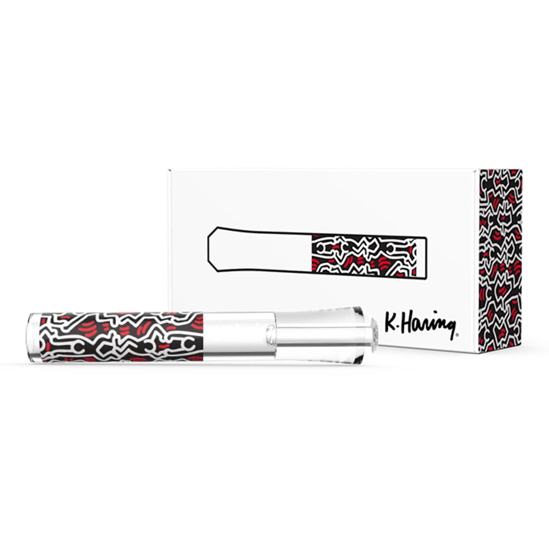 Et sæt kvadratiske taster pryder overfladen, hver med en glat, blank finish i en dyb sort farve. Tasterne er indrammet af en tynd, sølvfarvet kant, der fremhæver deres form. Hver tast har en tydelig hvid symbolik, der angiver funktioner. Den samlede struktur er flad og en kompakt enhed, der passer ind i moderne interiører.