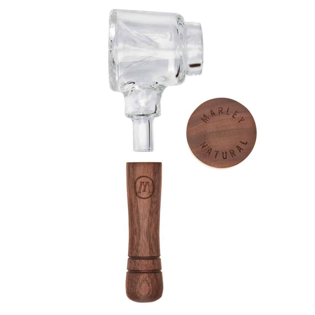 En naturlig skeformet pibe med en glat, lys træoverflade pryder midten. Piben har en buet form, der afsluttes med en bred åbning for enden. Overfladen viser fine årer og en let glans, som understreger træets struktur. Der er en lille, rund åbning på siden, der er indsat med en metalring, hvilket tilføjer et kontrasterende element til det naturlige materiale.