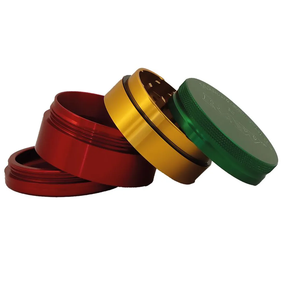 En farverig krydderkværn med en diameter på 60 mm præsenterer sig i et rasta-inspireret design. Den har en grøn, gul og rød farvefordeling, der danner et stribet mønster. Kværnen er fremstillet af metal og har en glat overflade med en tekstureret top, som giver et godt greb. Den er udstyret med en skruelås og små åbninger til kværnens indhold.