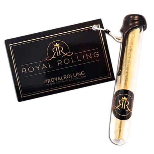 En cone med en glat, gylden overflade, prydet med et detaljeret håndlavet mønster. Den har en cylindrisk form og en spids ende. Overfladen reflekterer lys, hvilket fremhæver de 24 karat guld detaljer. Mønsteret er komplekst med finurlige linjer og kurver, og konen hviler centreret på en mørk baggrund, der står i kontrast til den lyse metalfinish.