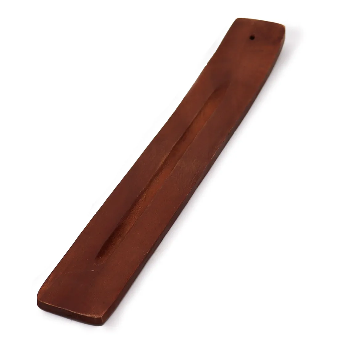 En røgelsespindeholder i mango-træ præsenterer en naturlig, varm brun farve med fine, gyldne nuancer. Den har en rektangulær form med afrundede kanter, hvilket skaber et blødt udtryk. Overfladen har en let struktureret tekstur, der fremhæver træets årer og naturlige mønstre. Der er en smal fordybning til at holde røgelsespinde stabilt.