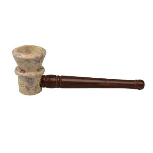 En lille pibe fremstillet af træ med en glat, naturlig overflade, der viser fine åretegninger i forskellige brune nuancer. Pibens form er kurvet med en let udvidelse mod toppen, hvor en fedtsten stopper er placeret. Stoppens overflade har en mørk, næsten sort farve med en blank finish, der kontrasterer piben.