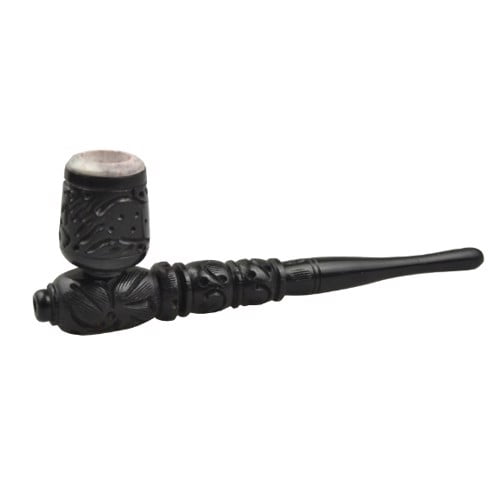 En stor pibe med en glat, mørk træoverflade pryder bordet. Træet har en rig, dybbrun farve med subtile åretegninger, der tilføjer karakter. Piben har en buet form, som afsluttes med en poleret fedtsten. Fedtstenen skinner i lysegrå nuancer, og overfladen er glat med en let mat finish. Piben står på en lys overflade, der kontrasterer med træets mørke tone.