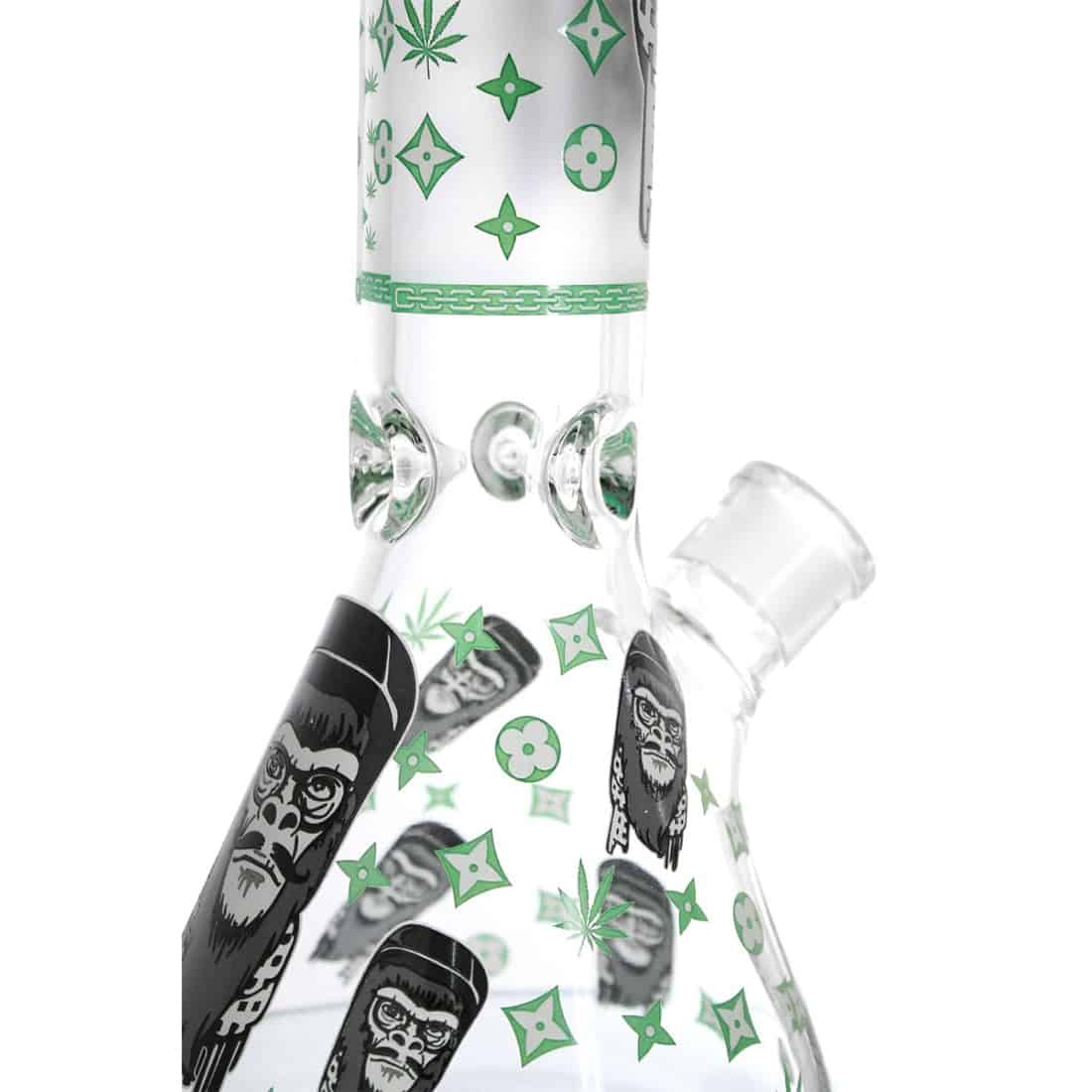 En grøn bro med en glødende effekt præsenterer sig som en buet struktur, designet til at ligne en naturlig del af en landskabsindretning. Overfladen har en glat, næsten glossy tekstur, mens de bølgede former giver en organisk stil. Den glødende effekt fremhæver detaljerne og skaber en illusion af lys, der tiltrækker opmærksomhed.