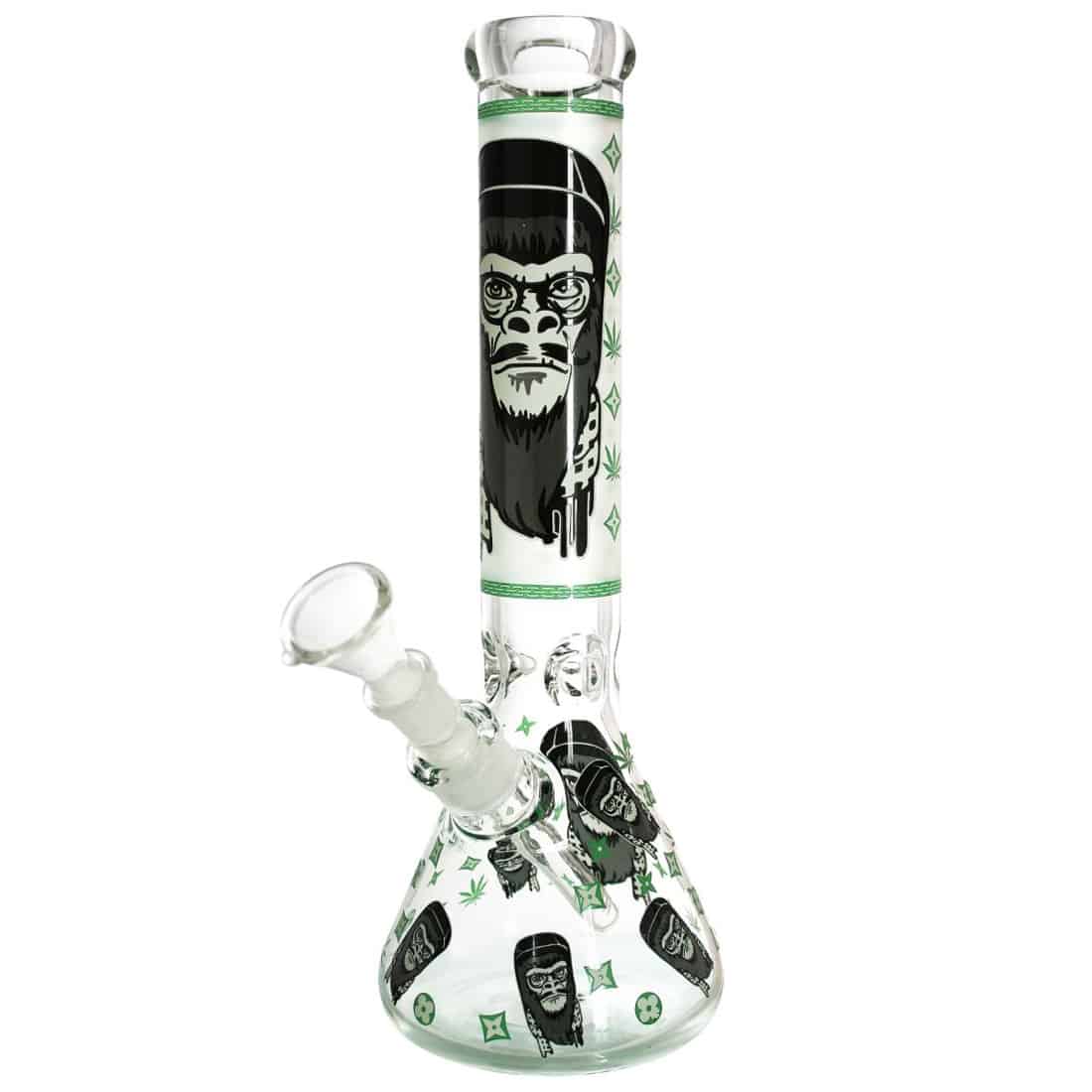 En grøn, glødende apestatuette i en stiliseret form, fremstillet af keramik med en glat overflade. Den har en dyb grøn farve med en let transparent effekt, der fremhæver detaljerne i ansigtstræk og lemmer. Statuetten har en rund base, der giver stabilitet, og den er designet med en minimalistisk æstetik, hvilket skaber en moderne, men legende fremtoning.