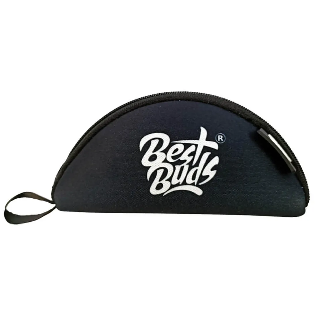 En sort taske med en glat, mat overflade præget af en fin struktur. Tasken har en rektangulær form med afrundede hjørner og en robust lynlås i sølvfarve, der strækker sig langs toppen. Håndtagene er lavet af et solidt materiale og er syet fast til tasken. Indvendigt ses et ensfarvet, sort stof.