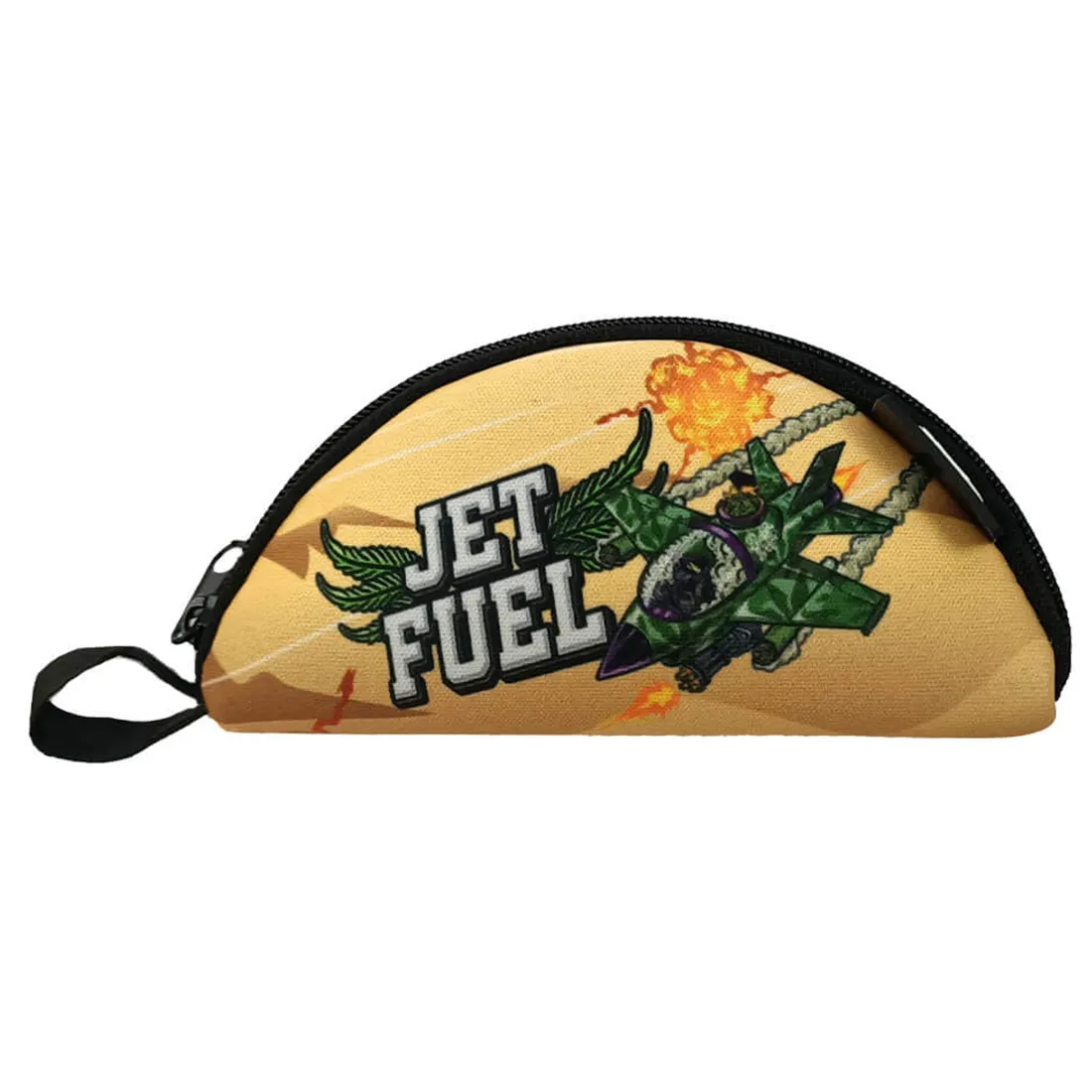 En taske i sort med en glat, mat overflade prydet af et farverigt mønster af stiliserede cannabisblade. Taskens form er rektangulær med en lynlås i toppen, som har en let buet form. Indvendigt er der en blød, beskyttende polstring, og tasken har en praktisk størrelse til opbevaring af diverse genstande. Håndtagene er korte og solide.