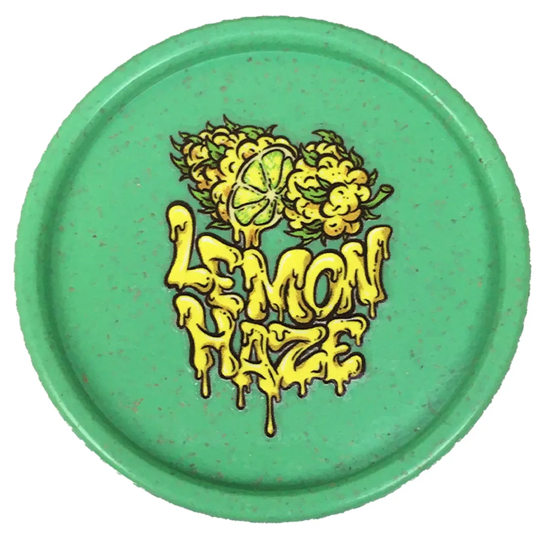 En rund, grøn krydderkværn med en diameter på 53 mm. Overfladen har en mat tekstur og er prydet med et simpelt, hvidt logo i midten. Kværnen har en skridsikker kant, der sikrer et godt greb. Indvendigt er der skarpe tænder i metal, der er designet til effektivt at knuse krydderier.