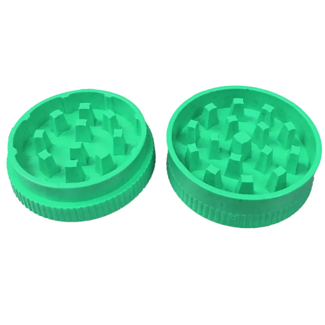 En rund, flad kværn med en diameter på 53 mm. Overfladen er metalisk med en mat, sølvfarvet finish. Kværnen har en gribefast struktur langs kanten og er udstyret med to dele, der kan skrues sammen. Indvendigt ses skarpe tænder til kværning. Der er indgraveret et logo på toppen, som tilføjer et dekorativt element.